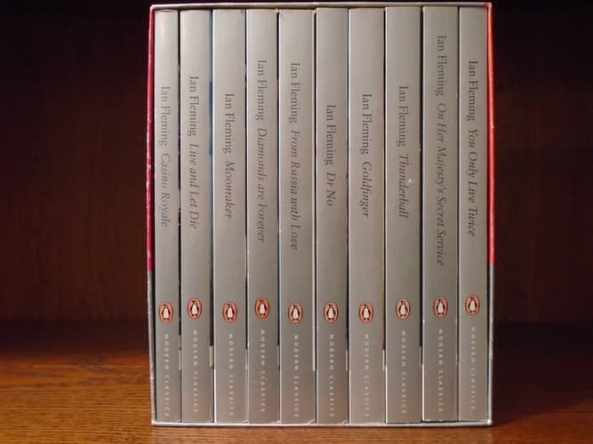 The Man With The Golden Gun (James Bond Novels)